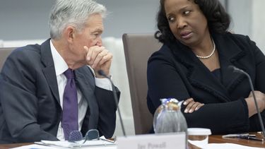 ARCHIVO - El presidente de la Reserva Federal, Jerome Powell, izquierda, conversa con Lisa Cook, derecha, miembro de la Junta de Gobernadores, durante una reunión abierta de la Junta de Gobernadores en la Reserva Federal, el 25 de junio de 2025, en Washington. (AP Foto/Mark Schiefelbein, archivo)