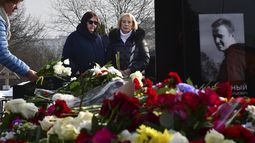ARCHIVO - La madre del líder opositor Alexei Navalny, Lyudmila Navalnaya, y su suegra, Alla Abrosimova, visitan su tumba en el Cementerio Borisovskoye, en Moscú, Rusia, el sábado 2 de marzo de 2024. (AP Foto)