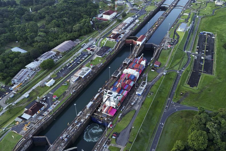 ARCHIVO - Un buque de carga atraviesa las Esclusas de Gatún del Canal de Panamá en Colón, Panamá, el 2 de septiembre de 2024. (AP Foto/Matias Delacroix, Archivo)