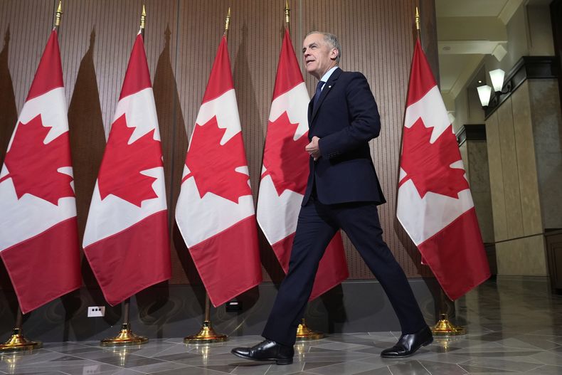 El primer ministro canadiense Mark Carney llega a una conferencia de prensa el miércoles 21 de mayo de 2025, en Ottawa, Ontario. (Adrian Wyld/The Canadian Press vía AP)