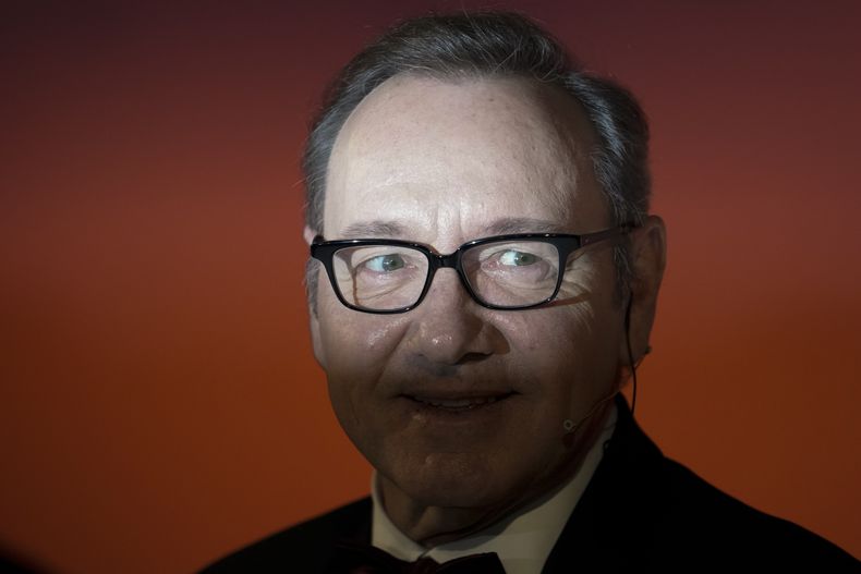 FILE - El actor Kevin Spacey sonríe al llegar al Museo Nacional de Cine en Turín, Italia, el 16 de enero de 2023. El actor galardonado con dos Premios de la Academia Kevin Spacey, cuya carrera estelar se vio afectada por acusaciones de agresión sexual, comenzó su juicio en Londres el 28 de junio de 2023, acusado de delitos sexuales contra cuatro hombres en Gran Bretaña. (Foto AP/Luca Bruno, archivo)
