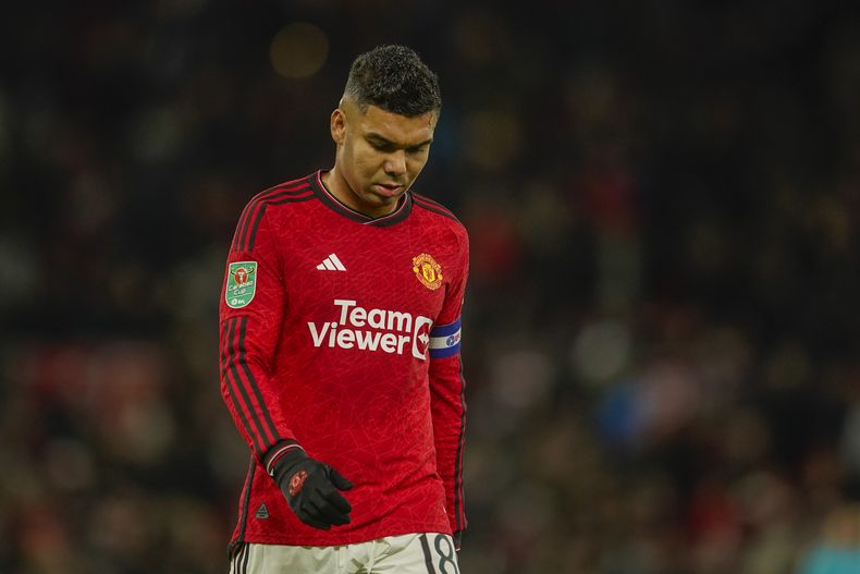 Casemiro, del Manchester United, abandona el campo después del primer tiempo durante el partido de fútbol de la cuarta ronda de la Copa de la Liga entre Manchester United y Newcastle en el estadio Old Trafford, en Manchester, Inglaterra, el miércoles 1 de noviembre de 2023. (AP Foto/Dave Thompson)