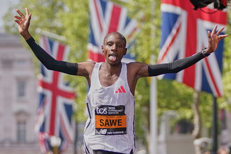 ARCHIVO - Foto del 27 de abril del 2025, el keniano Sebastian Sawe cruza la meta en el Maratón de Londres. (AP Foto/Alberto Pezzali, Archivo)