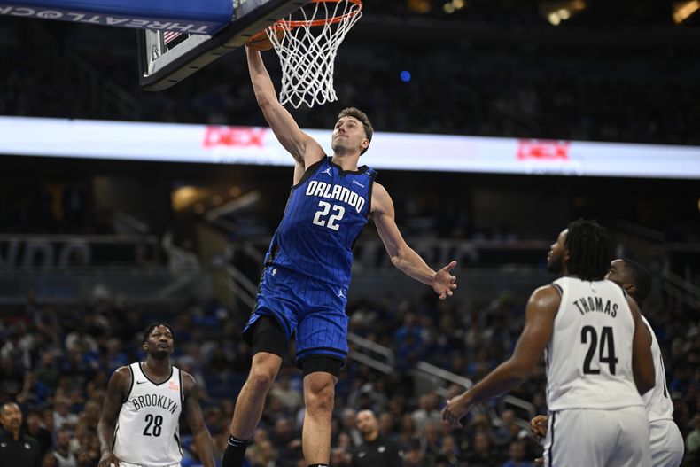 Franz Wagner, alero del Magic de Orlando, realiza una clavada ante los Nets de Brooklyn, el viernes 25 de octubre de 2024 (AP Foto/Phelan M. Ebenhack)