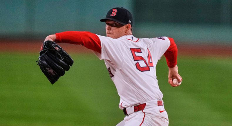 El lanzador abridor de los Medias Rojas de Boston, Sonny Gray, realiza un lanzamiento durante la primera entrada de un partido de béisbol contra los Guardianes de Cleveland, el 23 de septiembre de 2026, en Boston. (Foto AP/Charles Krupa)