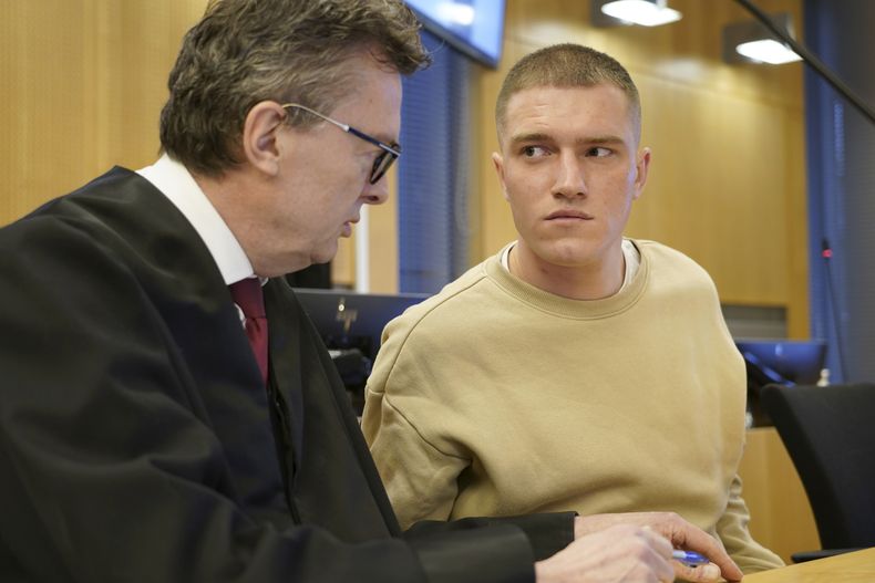 El exmiembro del empresa militar privada rusa Grupo Wagner, Andrey Medvedev (derecha), escucha a su abogado, Brynjulf Risnes, durante una vista en Oslo, el 25 de abril de 2023. (Gorm Kallestad/NTB Scanpix vía AP)