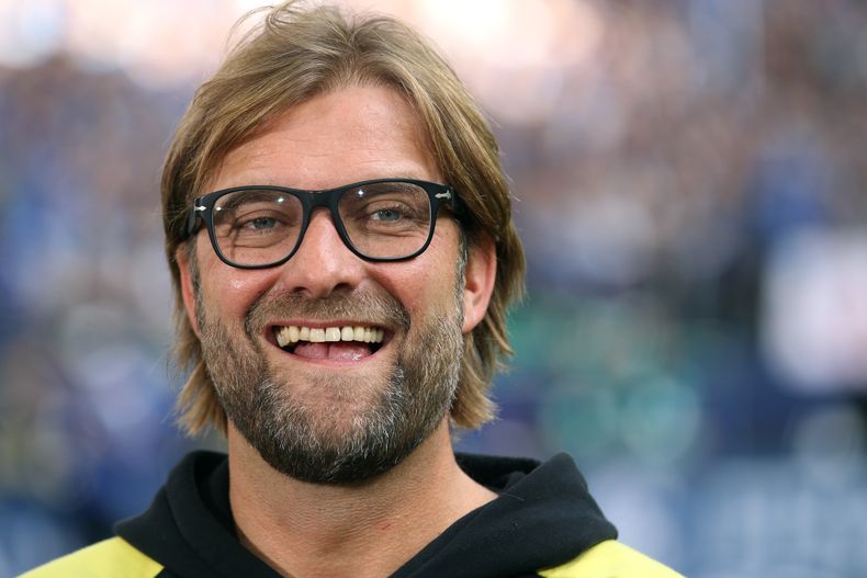 En esta foto del 26 de octubre del 2013 se ve al t&eacute;cnico del Borussia Dortmund, Juergen Klopp. El DT acaba de firmar una extensi&oacute;n de su contrato por dos a&ntilde;os hasta el 2018, anunci&oacute; el club el 30 de octubre (AP Foto/dpa,Friso G