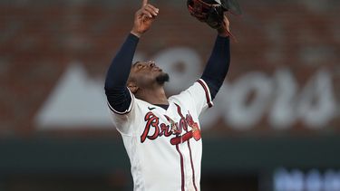 Ozzie Albies, intermedista de los Bravos de Atlanta, festeja luego del triunfo sobre los Rockies de Colorado, el jueves 15 de junio de 2023 (AP Foto/John Bazemore)