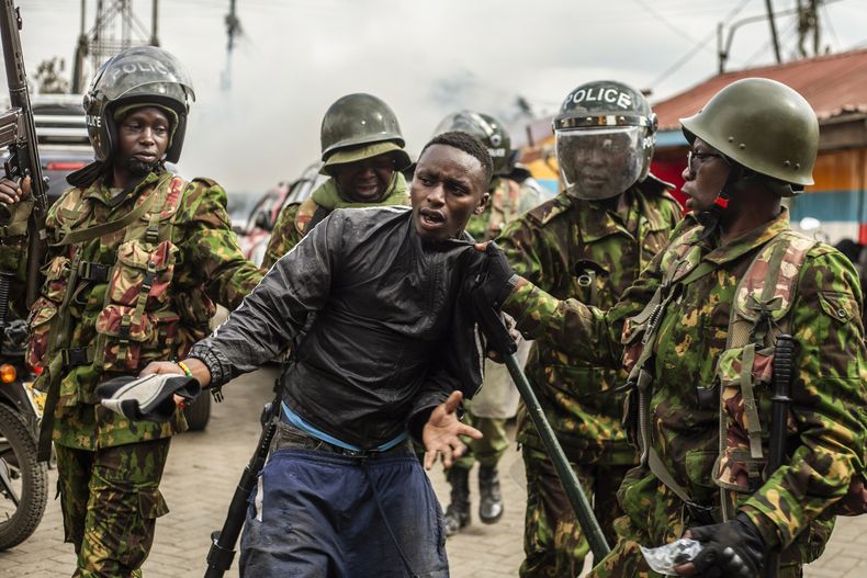 Policías arrestan a un manifestante en el vecindario Kibera, en Nairobi capital de Kenia, el 12 de julio de 2023. Muchos kenianos se manifestaron contra el encarecido costo de vida en el país. (AP Foto/Samson Otieno)