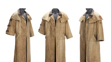 Esta combinación de imágenes publicada por Heritage Auctions muestra varios ángulos de una gabardina de cuero usada por el actor Ron Perlman en Hellboy, un artículo que será subastado de la colección del cineasta Guillermo del Toro. (Heritage Auctions via AP)