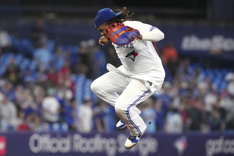 El dominicano Vladimir Guerrero Jr., de los Azulejos de Toronto, festeja la victoria sobre los Diamondbacks de Arizona, el viernes 14 de julio de 2023 (Chris Young/The Canadian Press via AP)