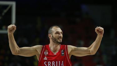 americateve | Marko Simonovic, de Serbia, celebra el triunfo en la semifinal de la Copa del Mundo de basquetbol, sobre Francia, el viernes 12 de septiembre de 2014 (AP Foto/Andres Kudacki)