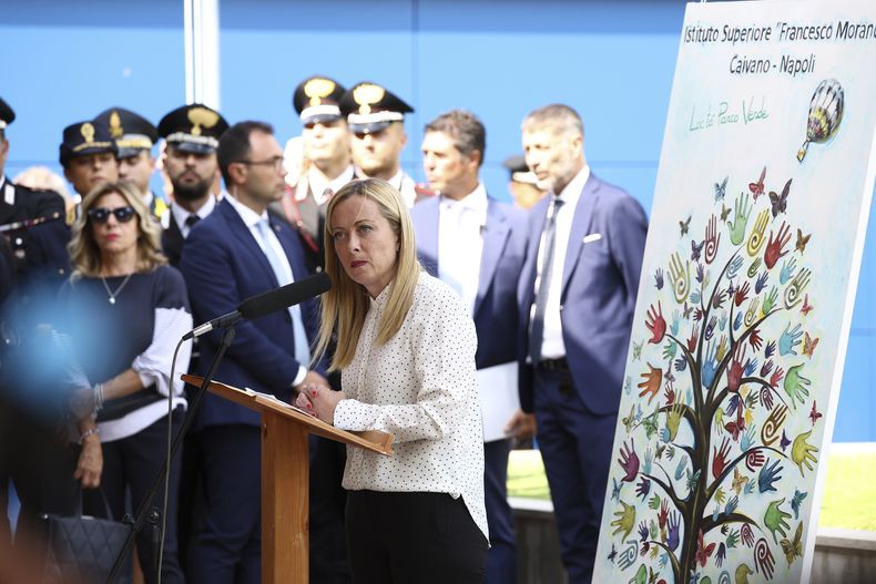 La primera ministra de Italia, Giorgia Meloni, hace declaraciones durante una visita al vecindario Parque Verde en Caivano, Italia, el jueves 31 de agosto de 2021. (Alessandro Garofalo/LaPresse vía AP)