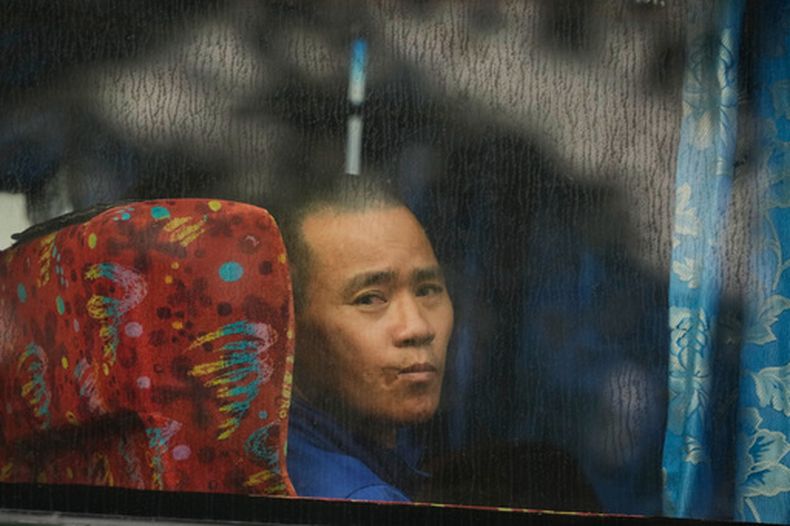 Un ciudadano de Myanmar mira por la ventana de un autobús en Manjung, en el estado de Perak, Malasia, el martes 29 de septiembre de 2026. (AP Foto/Vincent Thian)