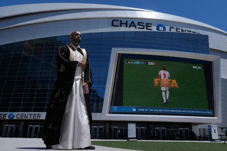 El Dr. Nasser Mohamed, de Qatar, camina frente al Chase Center en San Francisco, el miércoles 17 de junio de 2026 (AP Foto/Jeff Chiu)