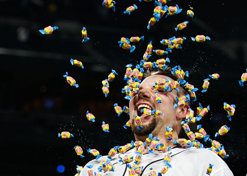 Cal Raleigh, de los Marineros de Seattle, sonríe mientras un compañero le arroja goma de mascar, luego de la victoria sobre los Yanquis de Nueva York, el miércoles 31 de mayo de 2023 (AP Foto/Lindsey Wasson)