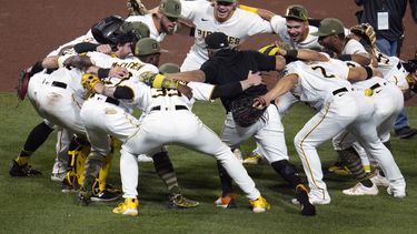 Los Piratas de Pittsurgh festejan la victoria sobre los Diamondbacks de Arizona, el viernes 19 de mayo de 2023 (AP Foto/Gene J. Puskar)