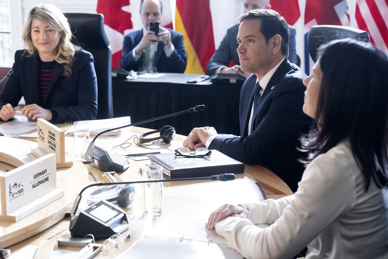 De izquierda a derecha, la ministra de Exteriores de Alemania, Annalena Baerbock, el secretario de Estado de EEUU, Marco Rubio, y la ministra de Exteriores de Canadá, Melanie Joly, asisten a la reunión de ministros de Exteriores del G7 en La Malbaie, Quebec, Canadá, el jueves 13 de marzo de 2025. (Saul Loeb/Pool vía AP)