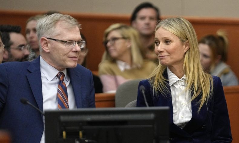 ARCHIVO - Gwyneth Paltrow, derecha, y su abogado Steve Owens reaccionan después de la lectura del veredicto a su favor el 30 de marzo de 2023, en Park City, Utah, en una demanda por un accidente de esquí de 2016 que involucró a Paltrow y al optometrista jubilado Terry Sanderson. (Foto AP/Rick Bowmer, archivo)