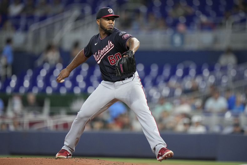 El dominicano Joan Adon, de los Nacionales de Washington, hace un pitcheo en el juego del viernes 25 de agosto de 2023 ante los Marlins de Miami (AP Foto/Wilfredo Lee)