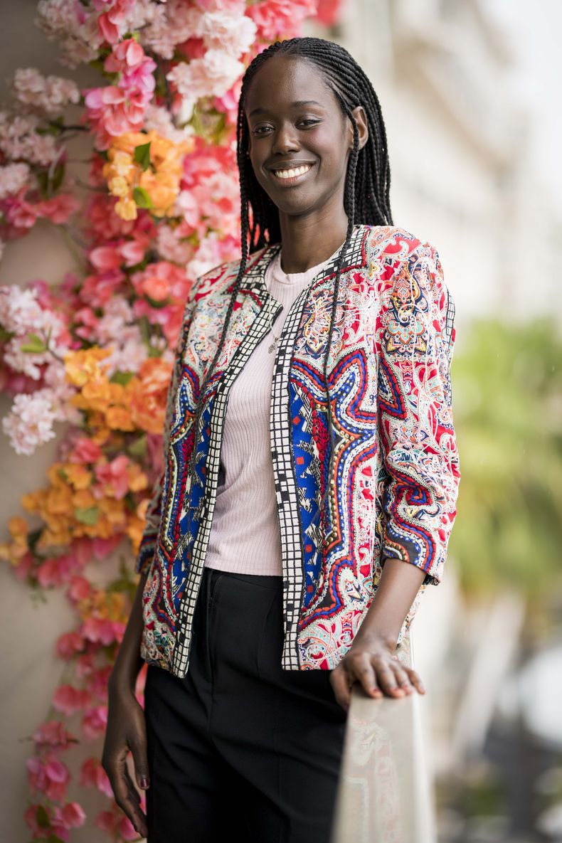 La directora Ramata-Toulaye Sy posa para promover la película Banel e Adama en la 76a edición del festival internacional de cine, Cannes, en el sur de Francia, el sábado 20 de mayo de 2023. (Foto Scott Garfitt/Invision/AP)