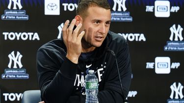 Anthony Rizzo, de los Yanquis de Nueva York, habla en una conferencia antes de un juego frente a los Astros de Houston, el jueves 3 de agosto de 2023 (AP Foto/Frank Franklin II)
