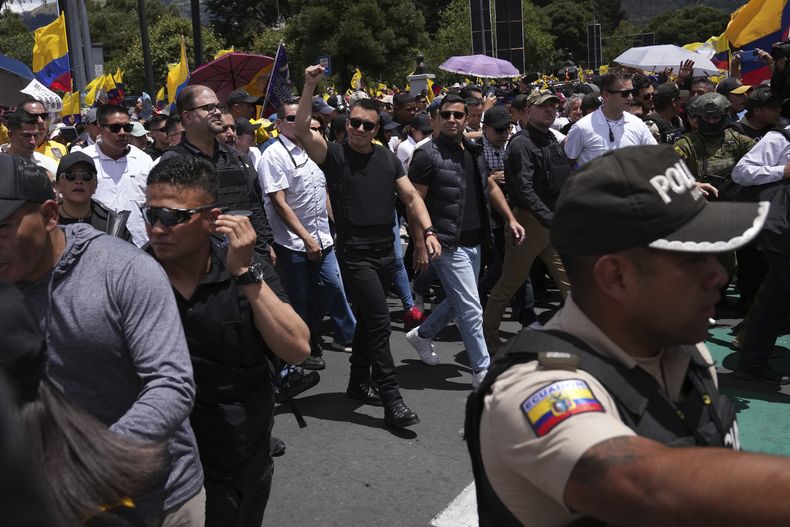 El presidente de Ecuador, Daniel Noboa, encabeza una marcha hacia la Corte Constitucional para protestar por el rechazo a artículos de leyes que él propuso en Quito, Ecuador, el martes 12 de agosto de 2025. (AP Foto/Dolores Ochoa)