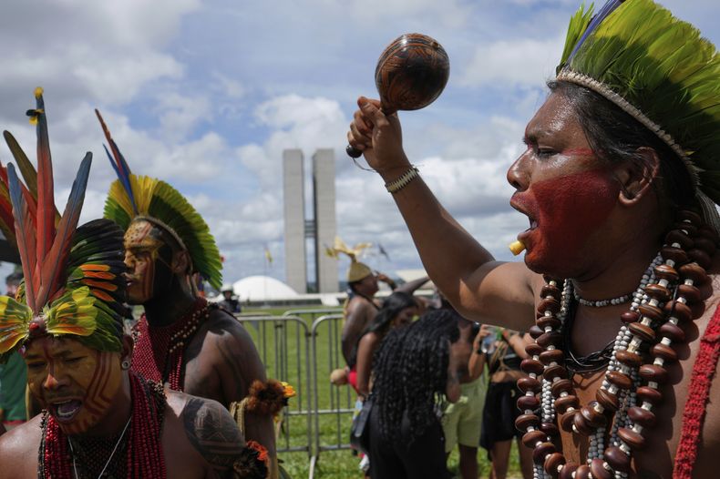 Indígenas protestan afuera del Congreso durante el Campamento Tierra Libre en Brasilia, Brasil, el martes 8 de abril de 2025. (AP Foto/Eraldo Peres)