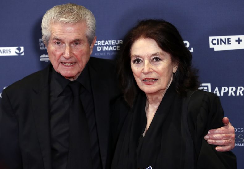 ARCHIVO - El director francés Claude Lelouch, izquierda, y la actriz francesa Anouk Aimée posan en la alfombra roja a su llegada a la 24a ceremonia de los Premios Lumieres en París, el 4 de febrero de 2019. Aimée, galardonada con el Globo de Oro por Un homme et une femme del legendario director francés ha muerto, dijo su agente el martes. Tenía 92 años. (Foto AP/Christophe Ena, archivo)