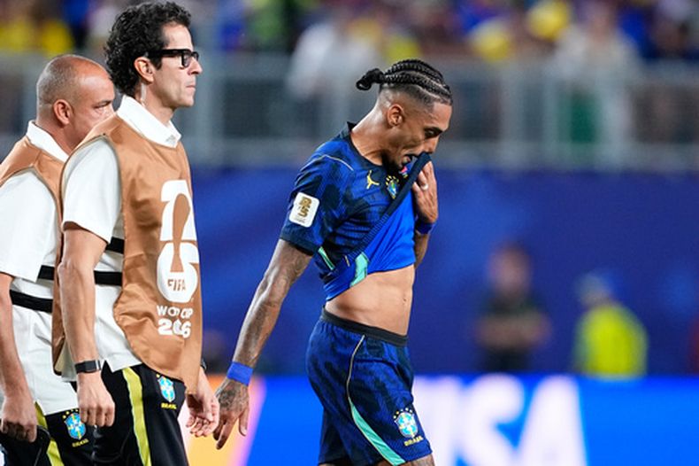 El brasileño Raphinha (11) sale lesionado del campo durante el partido ante Haití por el Grupo C del Mundial, el viernes 19 de junio de 2026, en Filadelfia. (AP Foto/Petr David Josek)