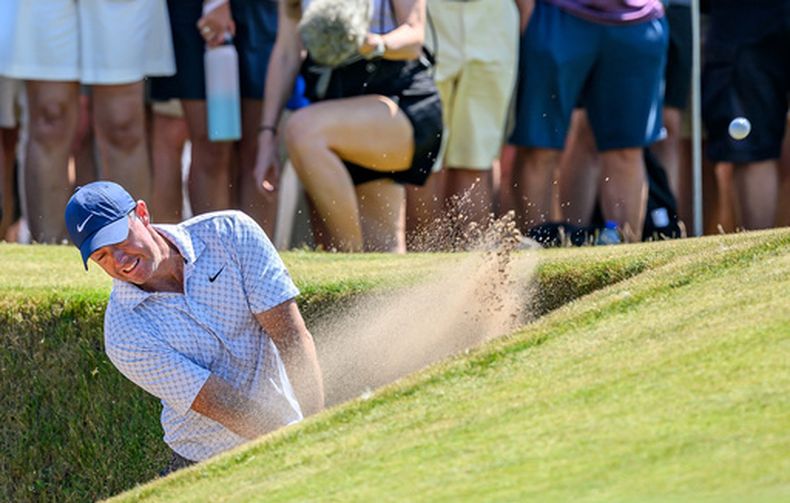 El norirlandés Rory McIlroy juega desde el bunker del hoyo 9 durante el primer día del Abierto de Escocia de gof, en The Renaissance Club, en North Berwick, Escocia, el jueves 9 de julio de 2026. (Malcolm Mackenzie/PA via AP)