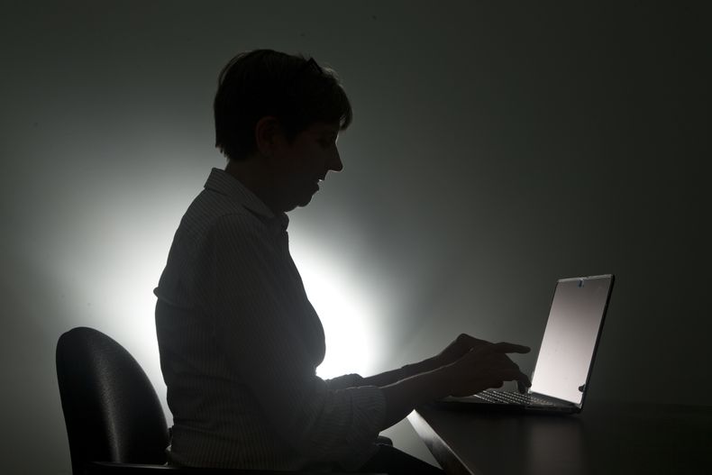 ARCHIVO - En esta fotografía del lunes 12 de diciembre de 2016, una mujer escribe en su laptop, en Miami. (AP Foto/Wilfredo Lee, archivo)