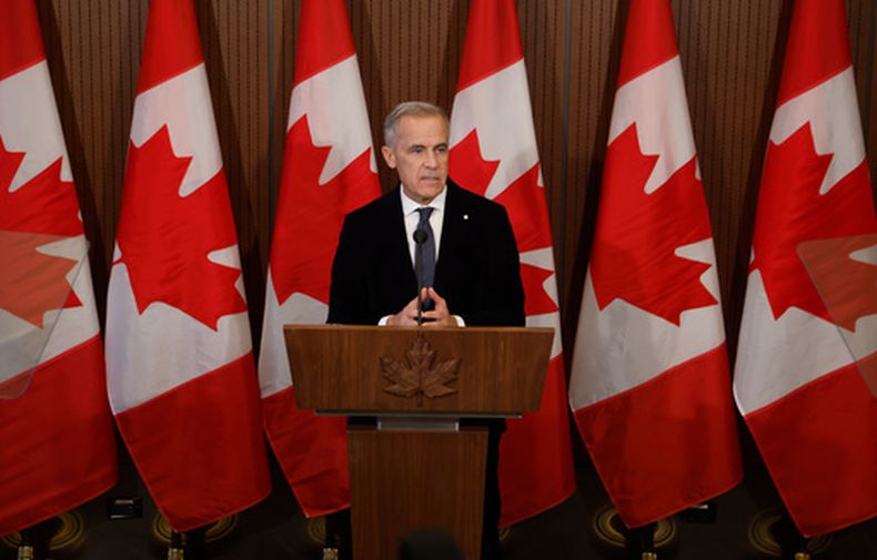 El primer ministro canadiense Mark Carney ofrece una declaración el domingo 18 de octubre de 2026 en la Colina del Parlamento, Ottawa, tras un incendio mortal en la base militar de Wainwright, provincia de Alberta. (Patrick Doyle/The Canadian Press vía AP)