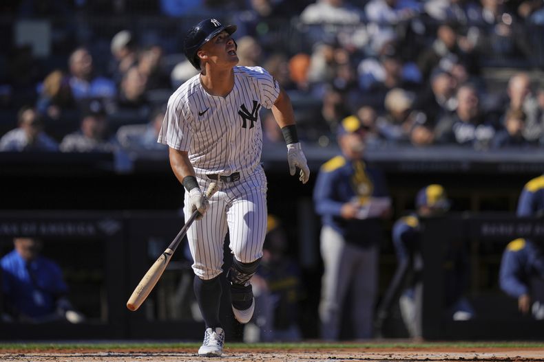 Anthony Volpe de los Yankees de Nueva York luego de batear un jonrón ante los Cerveceros de Milwaukee, el jueves 27 de marzo de 2025, en Nueva York. (AP Foto/Seth Wenig)