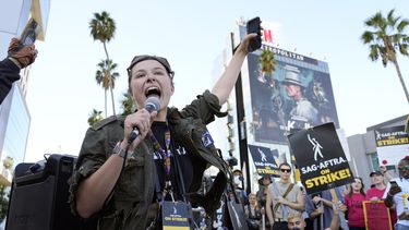 La capitana del sindicato de actores de Hollywood SAG-AFTRA Mary M. Flynn durante una proteste afuera de los estudios de Netflix el 8 de noviembre de 2023, en Los Angeles. (Foto AP/Chris Pizzello)