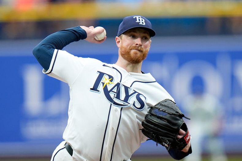 El pitcher de los Rays de Tampa Bay Drew Rasmussen lanza en la primera entrada ante los Medias Rojas de Boston el miércoles 10 de junio del 2026. (AP Foto/Chris OMeara)