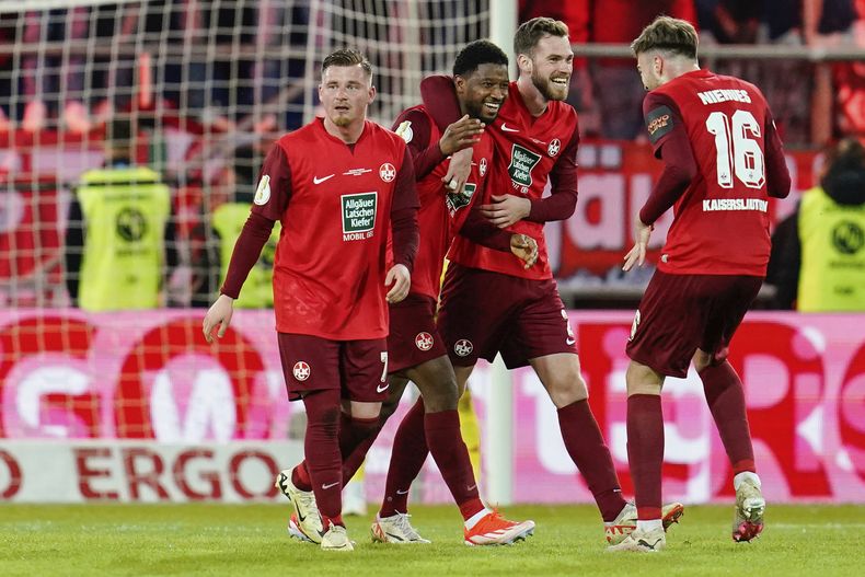 Almamy Toure del Kaiserslautern celebra con sus compañeros Boris Tomiak, Marlon Ritter y Julian Niehues tras anotar en la semifinal de la Copa Alemana ante el Saarbrucken el martes 2 de febrero del 2024. (Uwe Anspach/dpa via AP)