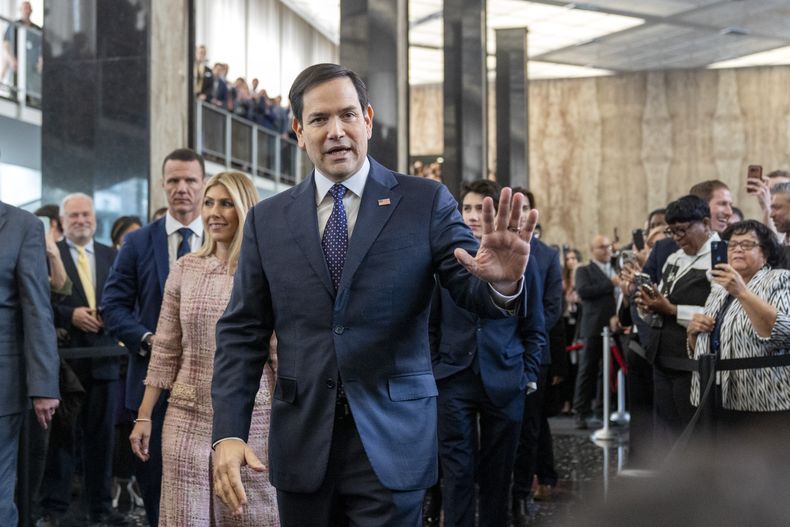 El secretario de Estado estadounidense Marco Rubio saluda al llegar para hablar con personal del Departamento de Estado mientas lo sigue su familia, en el Departamento de Estado, el martes 21 de enero de 2025, en Washington. (AP Foto/Jacquelyn Martin)