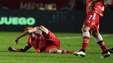 Luciano Sánchez, de Argentinos Juniors, se lesiona en una jugada con Marcelo, de Fluminense, durante el partido de la Copa Libertadores, disputado el martes 1 de agosto de 2023. (AP Foto/Iván Fernández)