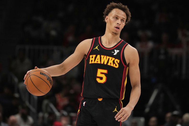 Dyson Daniels (5), de los Hawks de Atlanta, lleva el balón durante la primera mitad del juego de balocesto de la NBA, en el torneo de Play-in frente al Heat de Miami, el viernes 18 de abril de 2025, en Atlanta. (AP Foto/Brynn Anderson)