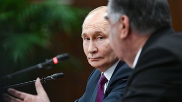 El presidente de Rusia, Vladímir Putin, a la izquierda, y el presidente de Tayikistán, Emomali Rahmon, hablan en una ceremonia de firma tras su reunión en el Palacio de la nación en Dushanbe, Tayikistán, el jueves 9 de octubre de 2025. (Kristina Kormilitsyna, Sputnik, Kremlin Pool Foto via AP)