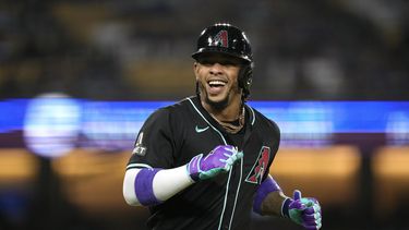 Ketel Marte, de los Diamondbacks de Arizona, mira hacia la cueva luego de conectar un jonrón ante los Dodgers de Los Ángeles, el miércoles 22 de mayo de 2024 (AP Foto/Mark J. Terrill)