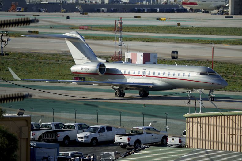 Un avión privado de VistaJet, llamado The Football Era y que transportaría a la estrella pop Taylor Swift, aterriza en el Aeropuerto Internacional de Los Ángeles, el sábado 10 de febrero de 2024 (AP Foto/Eric Thayer)