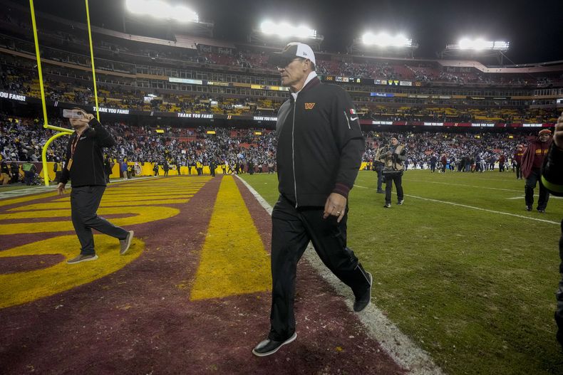 El entrenador en jefe de los Commanders de Washington Ron Rivera se retira del campo de juego tras el partido ante los Cowboys de Dallas, el domingo 7 de enero de 2024, en Landover, Maryland. Rivera fue cesado del cargo, el lunes 8 de enero de 2024. (AP Foto/Mark Schiefelbein)