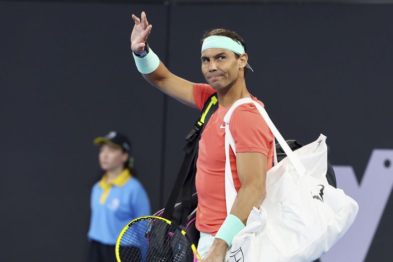 ARCHIVO - El español Rafael Nadal saluda a los fanáticos en su partido de dobles contra los australianos Max Purcell y Jordan Thompson durante el torneo Internacional de Brisbane, Australia, el 31 de diciembre de 2023. El jueves 4 de abril del 2024, Nadal anuncia que no participará en Montecarlo. (AP Foto/Tertius Pickard, Archivo)