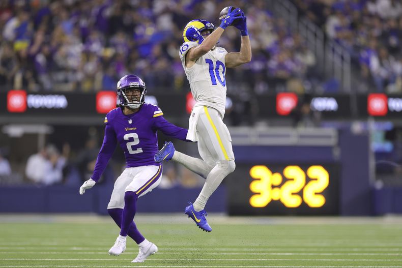 El receptor de los Rams de Los Ángeles Cooper Kupp atrapa un pase junto al cornerback de los Vikings de Minnesota Stephon Gilmore en el encuentro del jueves 24 de octubre del 2024. (AP Foto/Ryan Sun)