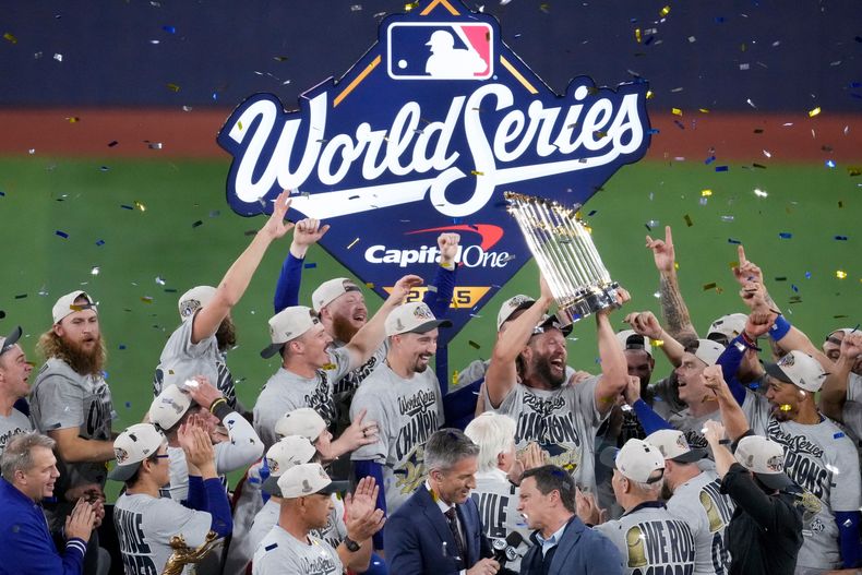 Clayton Kershaw, de los Dodgers de Los Ángeles, alza el trofeo de la Serie Mundial, tras la victoria sobre los Azulejos de Toronto en el séptimo juego, el domingo 2 de noviembre de 2025 (AP Foto/Ashley Landis)