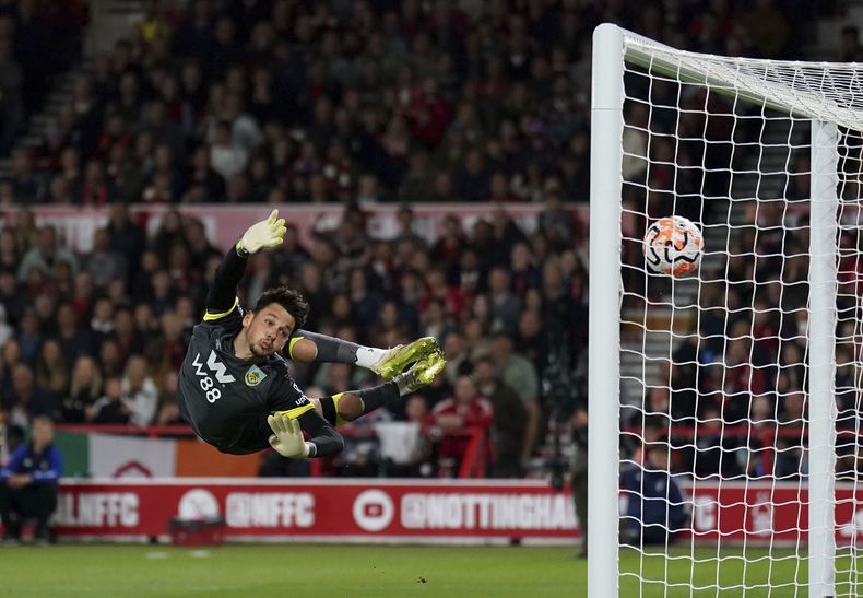 El arquero de Burnley James Trafford vuela en vano ante el gol de Callum Hudson-Odoi de Nottingham Forest en el partido de la Liga Premier, el lunes 18 de septiembre de 2023, en Nottingham. (Tim Goode/PA vía AP)