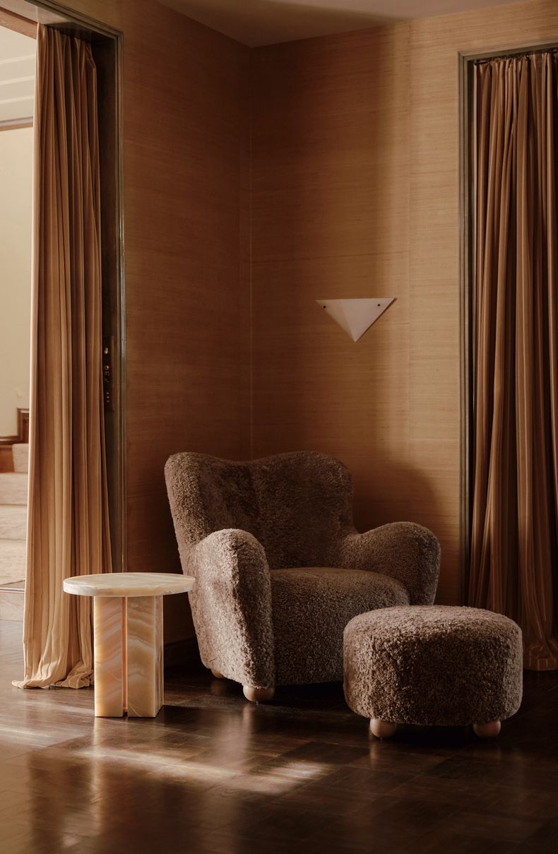 Esta foto proporcionada por Crate & Barrel muestra el sillón Le Tuco, parte de una colección colaborativa con la diseñadora Athena Calderone. Las siluetas con curvas y las telas con sensación de lujo se encuentran entre las características distintivas del estilo Art Déco. (Crate & Barrel via AP)