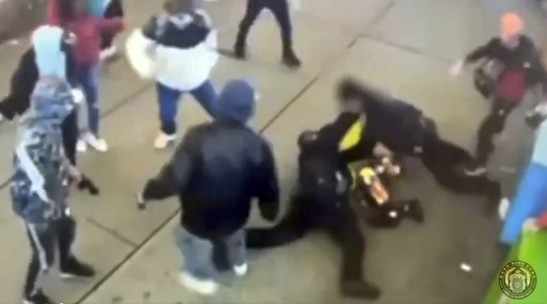 En esta imagen, tomada de un video distribuido por el Departamento de Policía de la ciudad de Nueva York, agentes de policía se enfrentan a un grupo de migrantes cerca de la plaza de Times Square, el 27 de enero de 2024, en Nueva York. (Departamento de Policía de la ciudad de Nueva York vía AP)